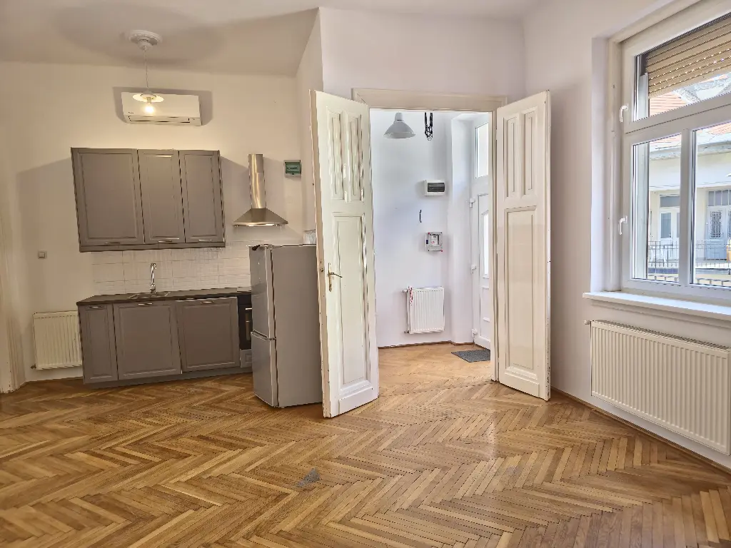 Unfurnished three bedroom apartment, Budapeset District 9 Belső-Ferencváros Lónyay utca 19., HUF 360 000 monhtly